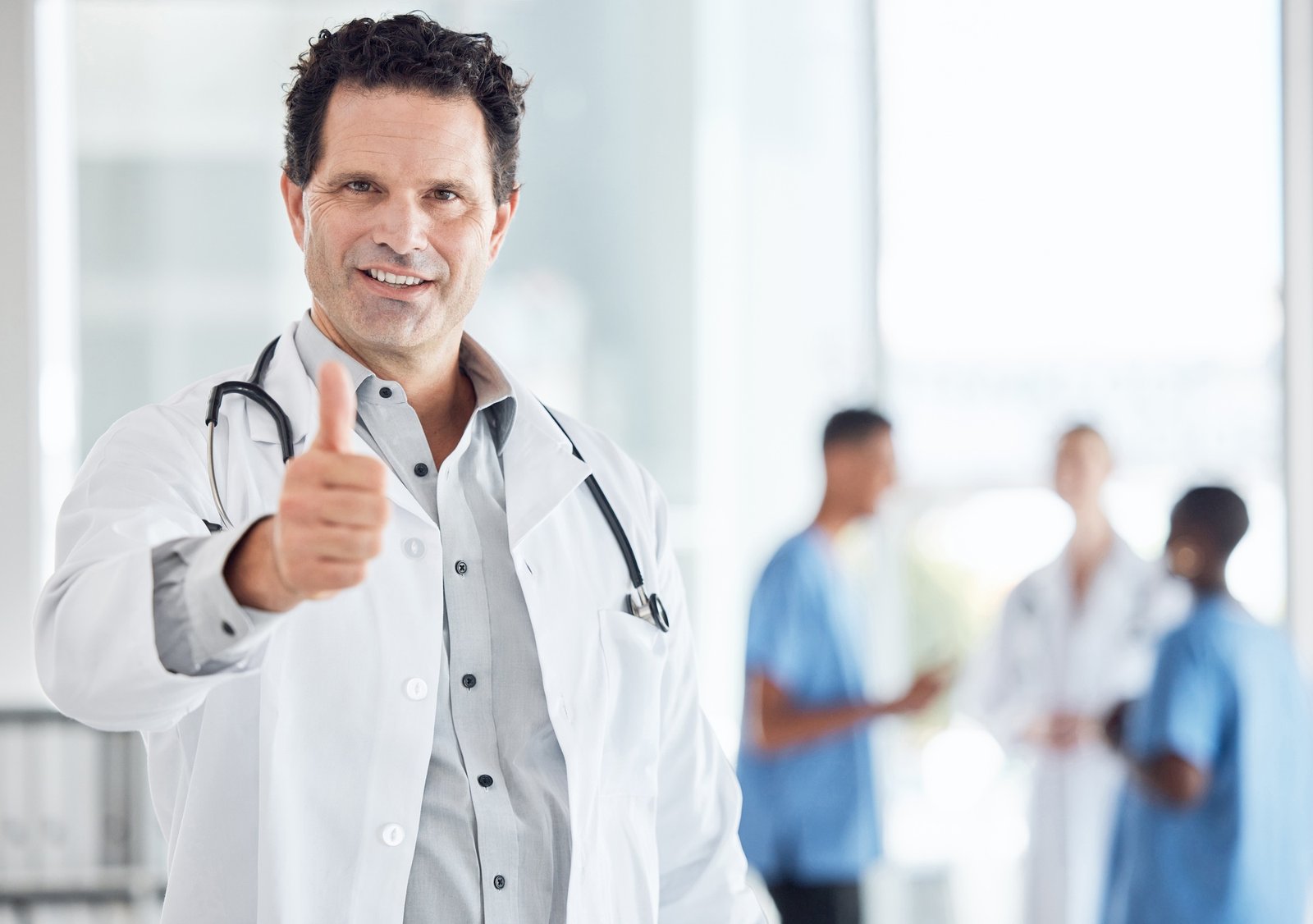 Vertrauen, Medizin und Daumen hoch mit dem Arzt im Krankenhaus für Unterstützung, Zustimmung und Erfolg. Ich danke Ihnen,